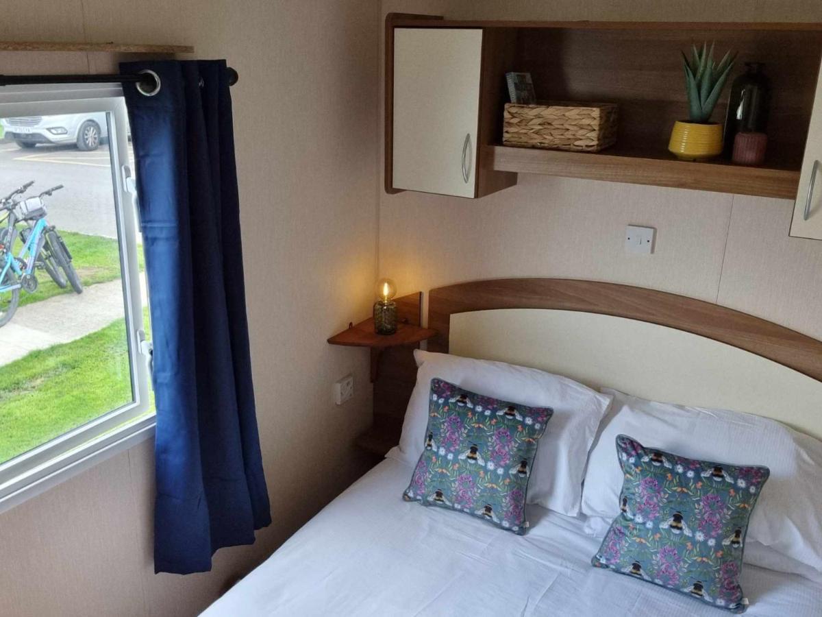 Hotel Eden Breaks, Mallard Lake Cirencester Exterior foto